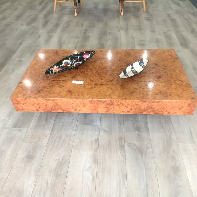 Table basse en loupe d’orme