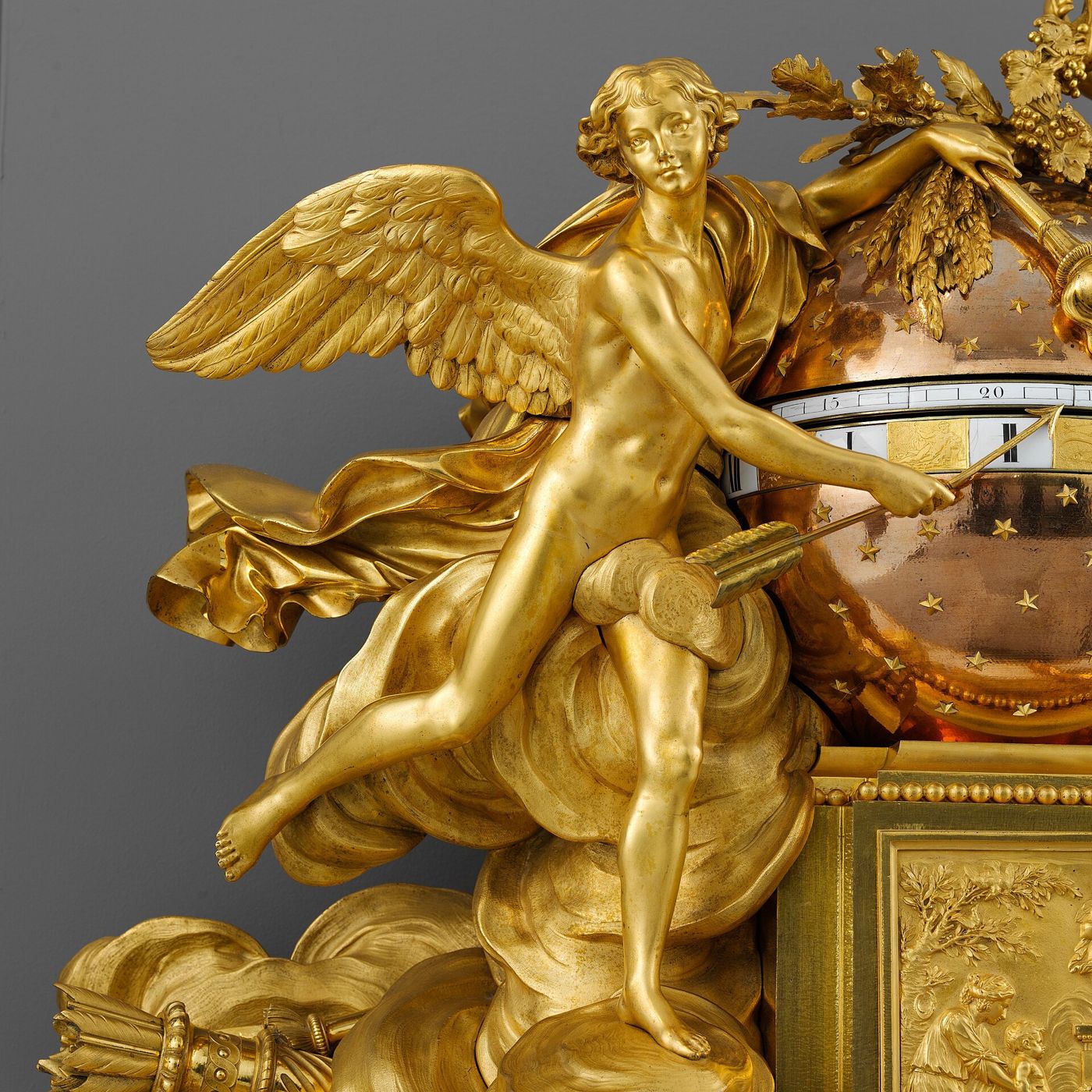 Détail d’une pendule en bronze doré